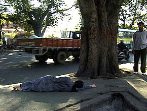 Kimsooja, Homeless Woman - Agrandir l'image (fenêtre modale)